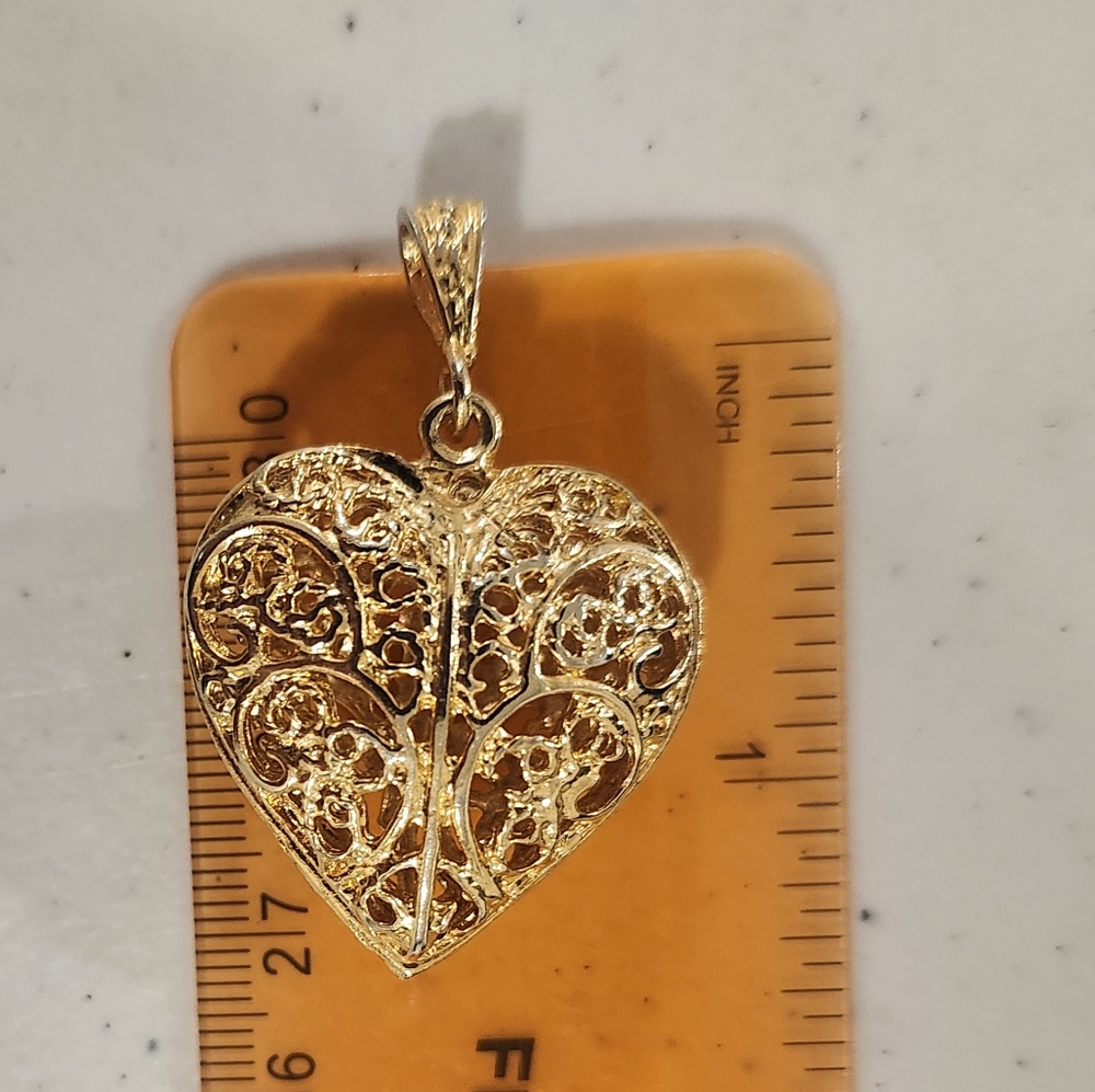 Elegant Gold Heart Pendant - Picture 2 of 5